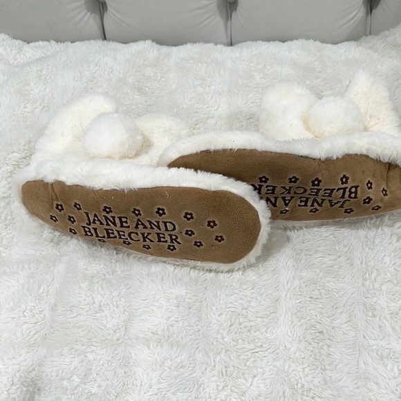 Jane and Bleecker Fluffy Cream and Tan Slippers‎ - Picture 1 of 5